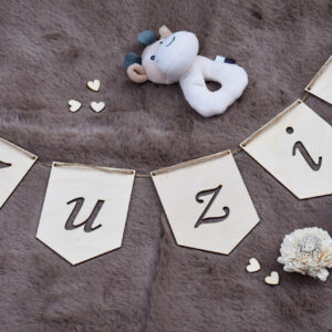 Drewniana girlanda z imieniem lub napisem – dekoracja do pokoju dziecięcego