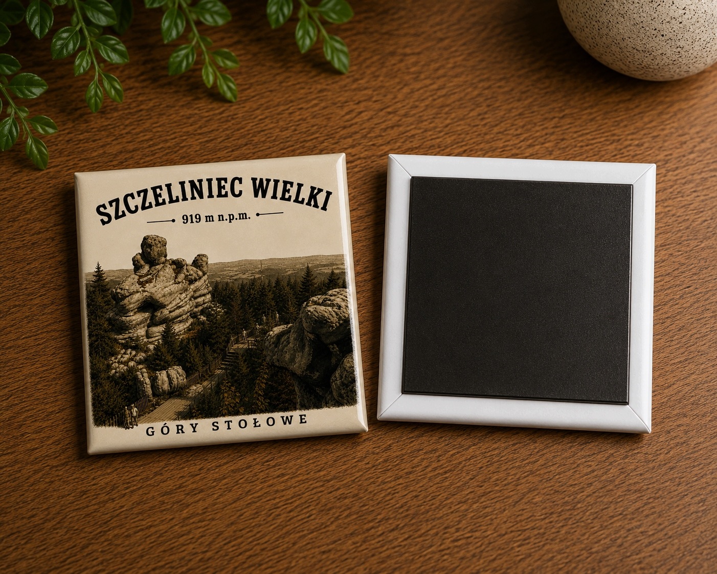 Magnes akrylowy „Szczeliniec Wielki” 5 × 5 cm – Korona Gór Polski - obrazek 2